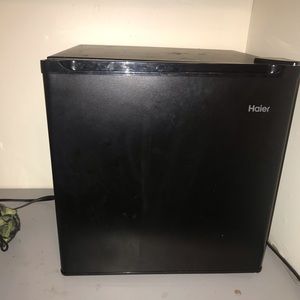 Black one-level Mini Fridge
